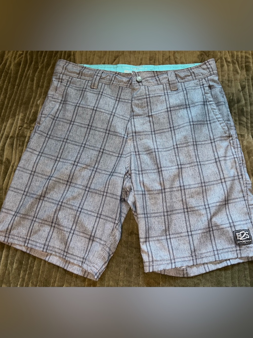 ZeroXposur Beach 2 Street gray hybrid board shorts. Mens size medium
